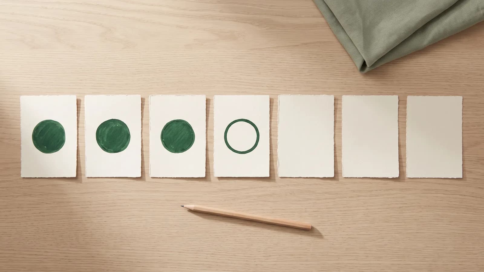 Sept cartes vierges alignées : trois portent un cercle plein, une un cercle vide, trois restent vierges