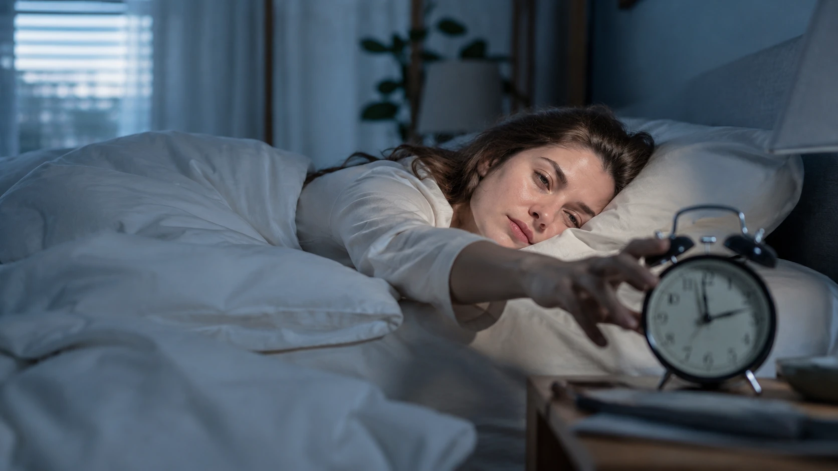 Erschöpfte Person am Montagmorgen nach einer Woche Schlafmangel